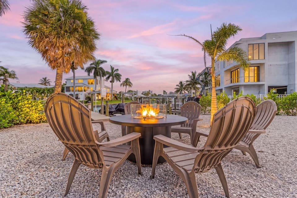 Gulfside Fun, Pool Days & Waterfront Adventures Await - Coastal Oasis - Roelens House in Estero Island