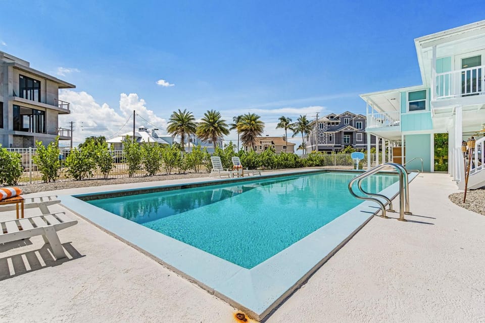Gulfside Fun, Pool Days & Waterfront Adventures Await - Coastal Oasis - Roelens House in Estero Island