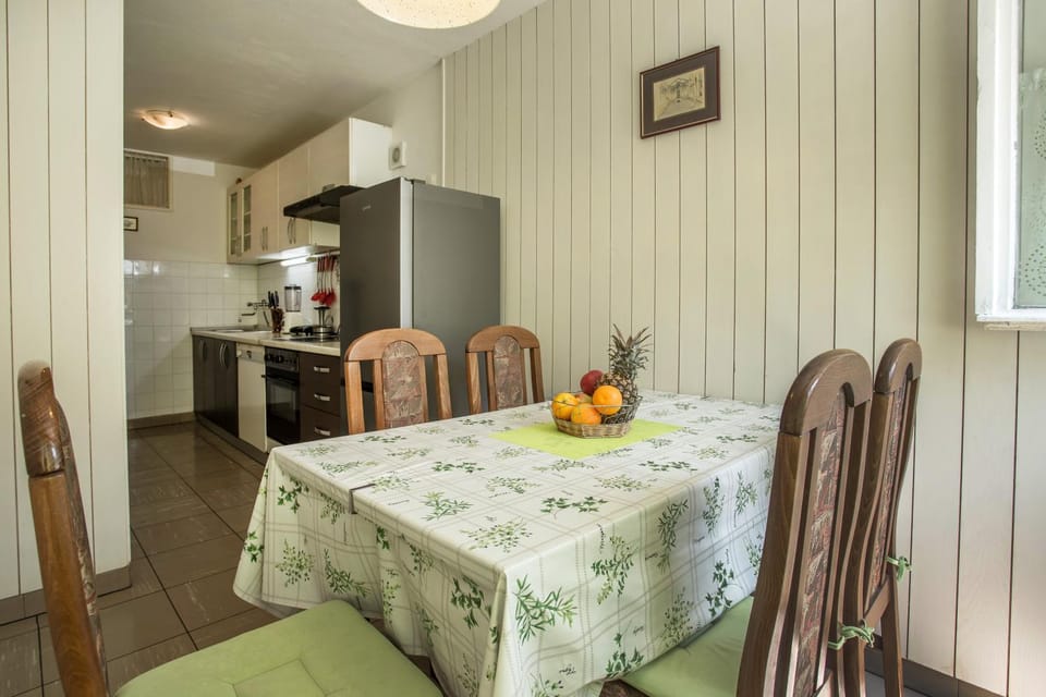 Dining area, kitchen