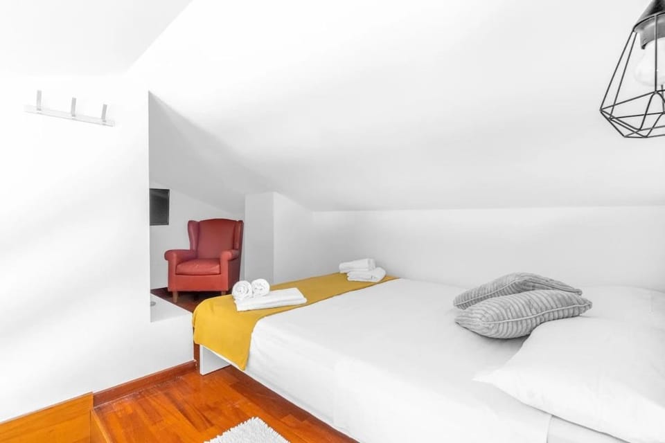 Bed, Bedroom, towels