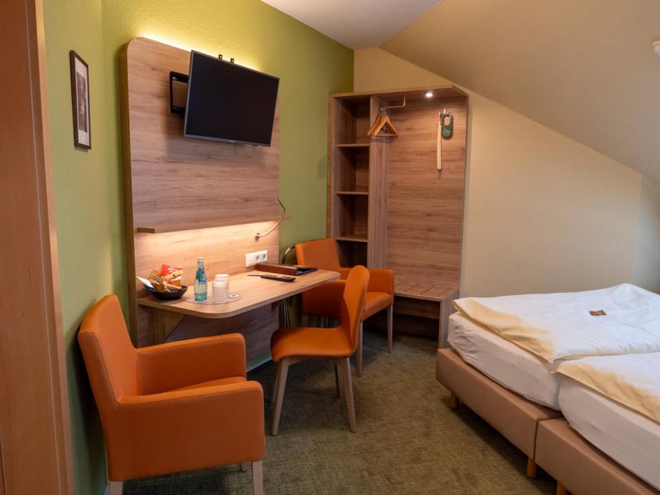 TV and multimedia, Seating area, Bedroom, wardrobe