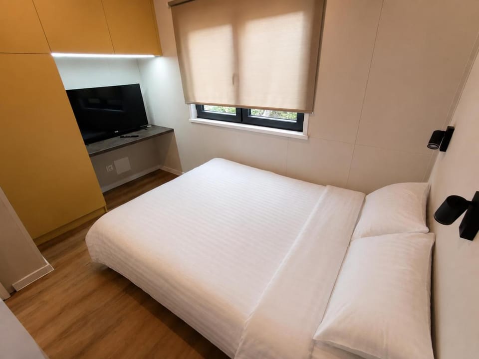 Bed, TV and multimedia, Bedroom