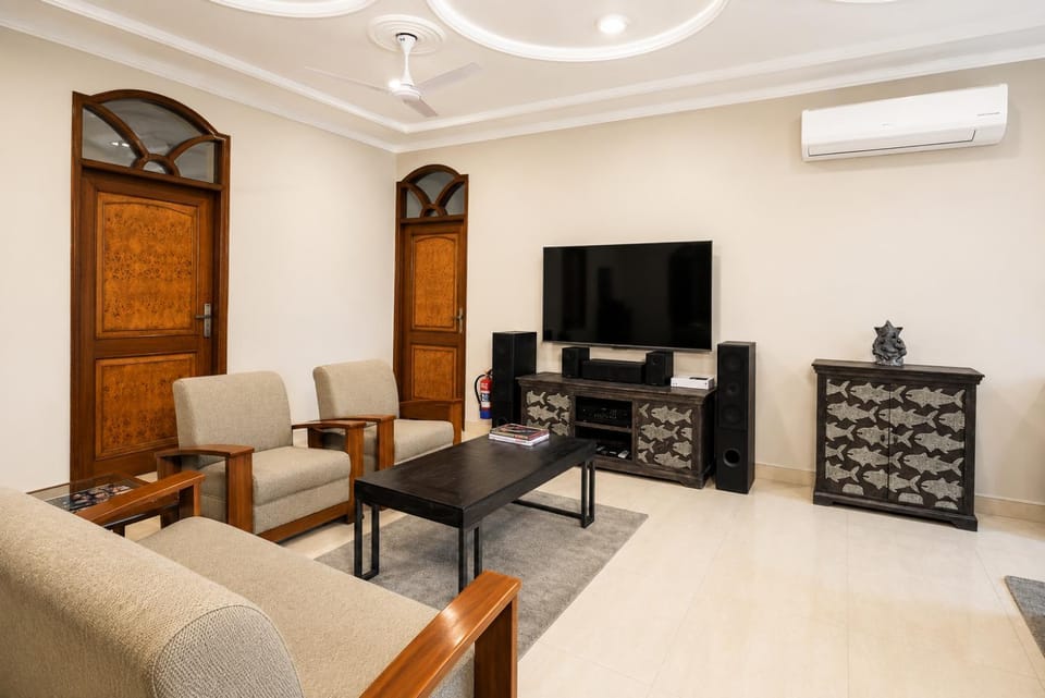 Communal lounge/ TV room, Game Room, TV and multimedia, Living room, Seating area, Dining area, Evening entertainment, air conditioner