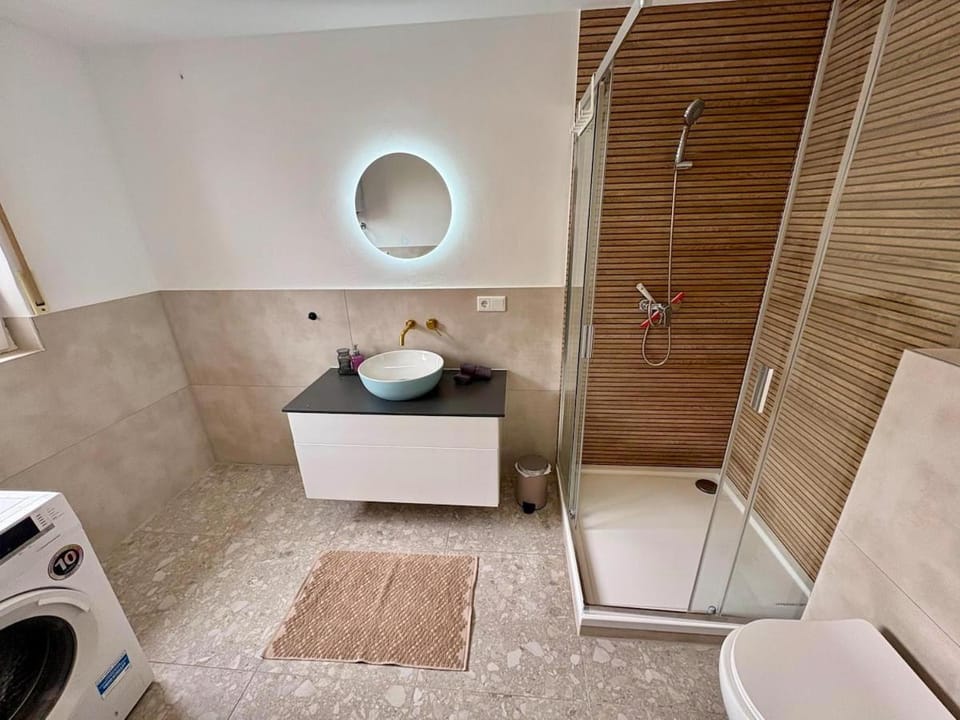 Shower, Toilet, Bathroom, towels, washing machine