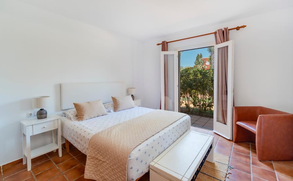 Bed, Photo of the whole room, Bedroom, Garden view