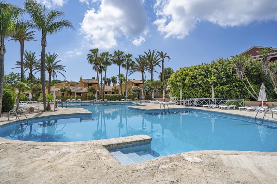 Off site, Day, Summer, Swimming pool, sunbed
