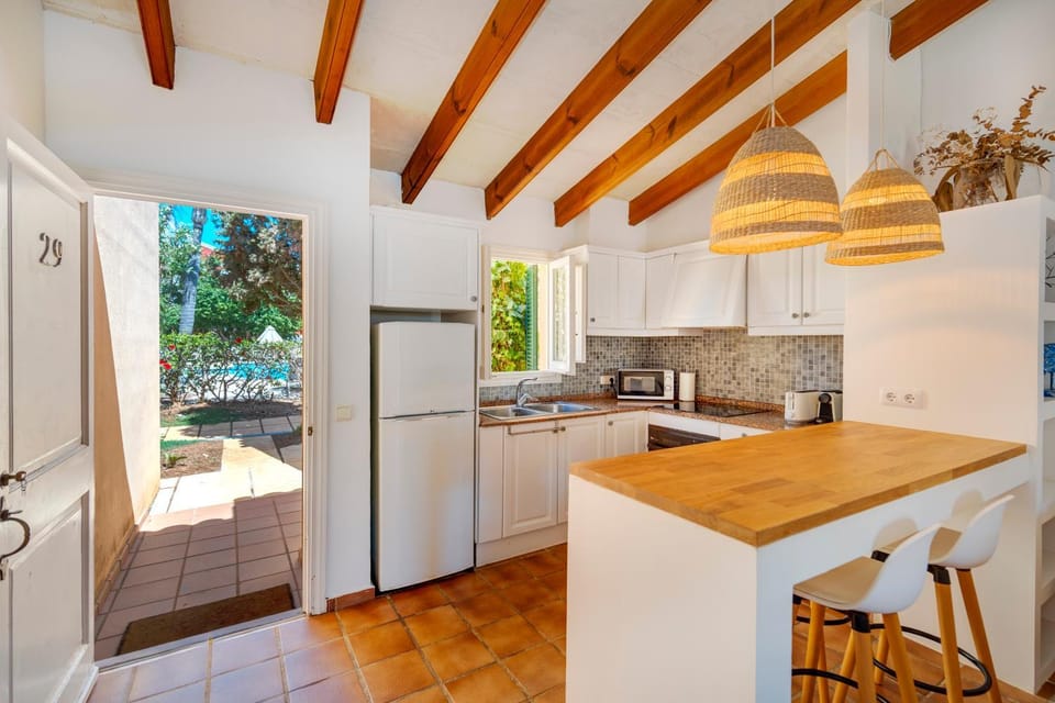 Coffee/tea facilities, Kitchen or kitchenette, Lobby or reception, Pool view, microwave, oven, stove, toaster