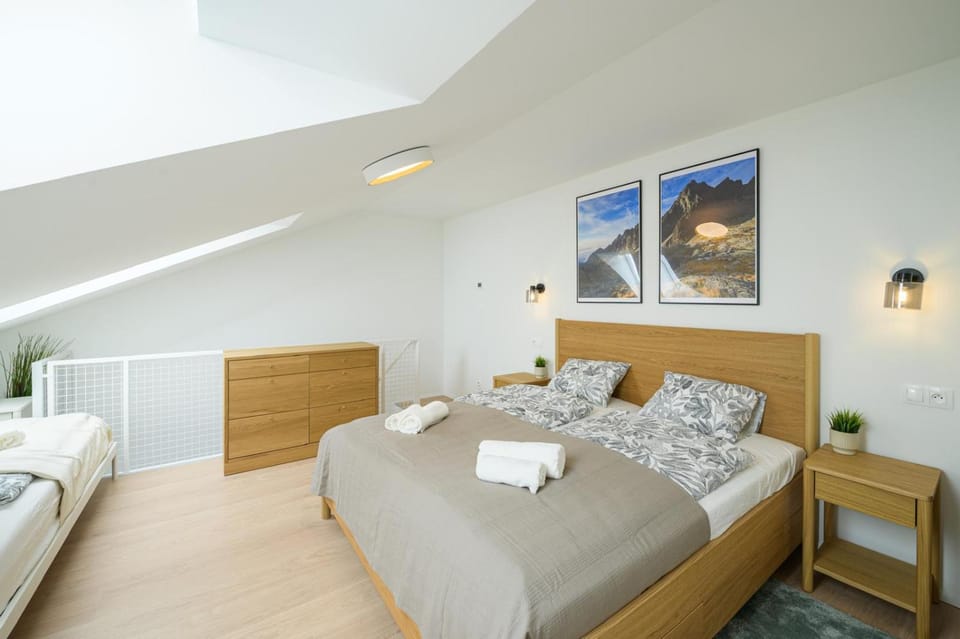 Photo of the whole room, Bedroom