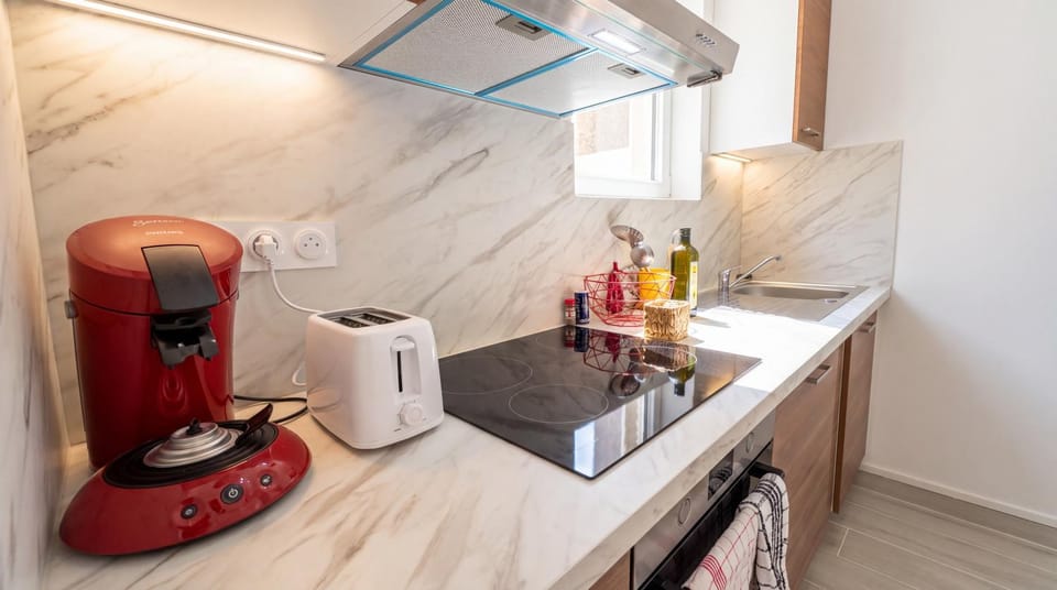 Coffee/tea facilities, Kitchen or kitchenette, oven, stove, toaster