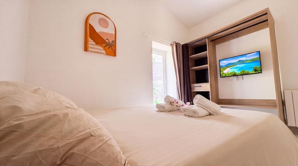 Bed, TV and multimedia, Photo of the whole room, Bedroom