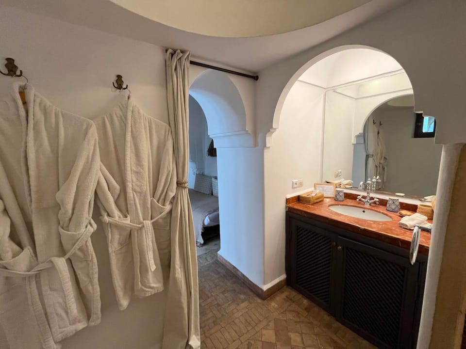 Shower, Bathroom, towels