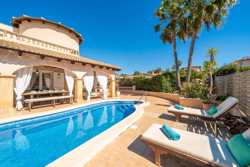 Property building, Swimming pool, sunbed