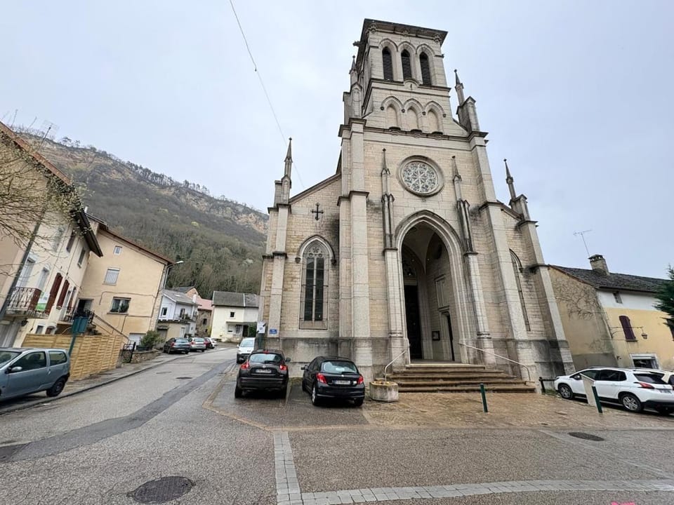 Neighbourhood, Natural landscape, Landmark view, Mountain view, Street view, Location, Parking
