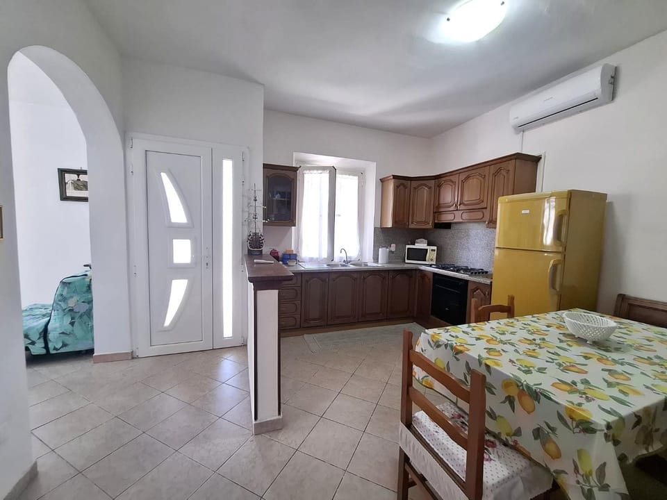 Kitchen or kitchenette, Dining area, oven, stove, air conditioner