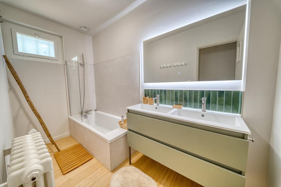 Bathroom, Bath, towels