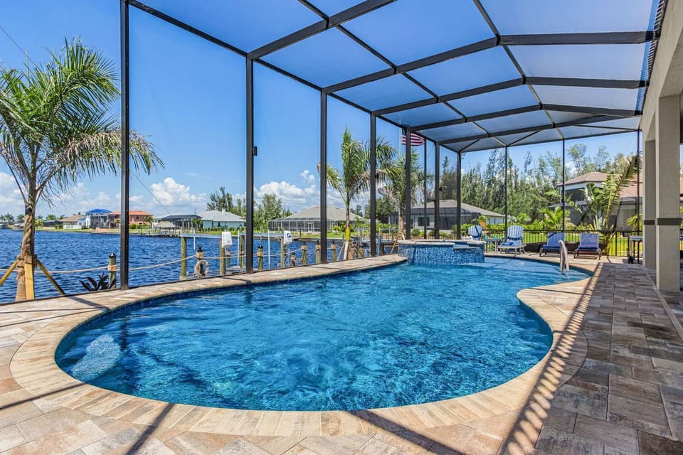 Waterfront Fun, Private Beach, Pool, Spa & Games - Laguna Lake House - Roelens House in Cape Coral