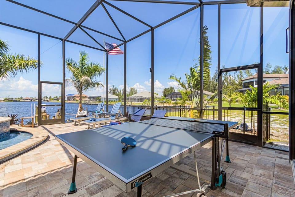 Waterfront Fun, Private Beach, Pool, Spa & Games - Laguna Lake House - Roelens House in Cape Coral