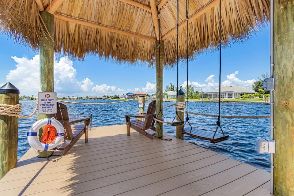 Waterfront Fun, Private Beach, Pool, Spa & Games - Laguna Lake House - Roelens House in Cape Coral