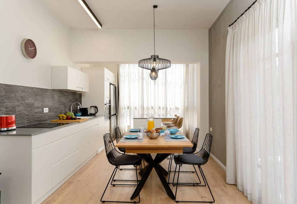 Kitchen or kitchenette, Seating area, Dining area