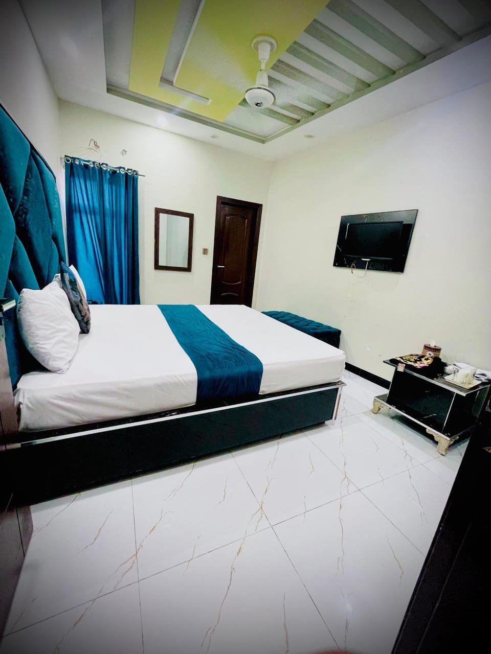 Bed, TV and multimedia, Photo of the whole room, Bedroom