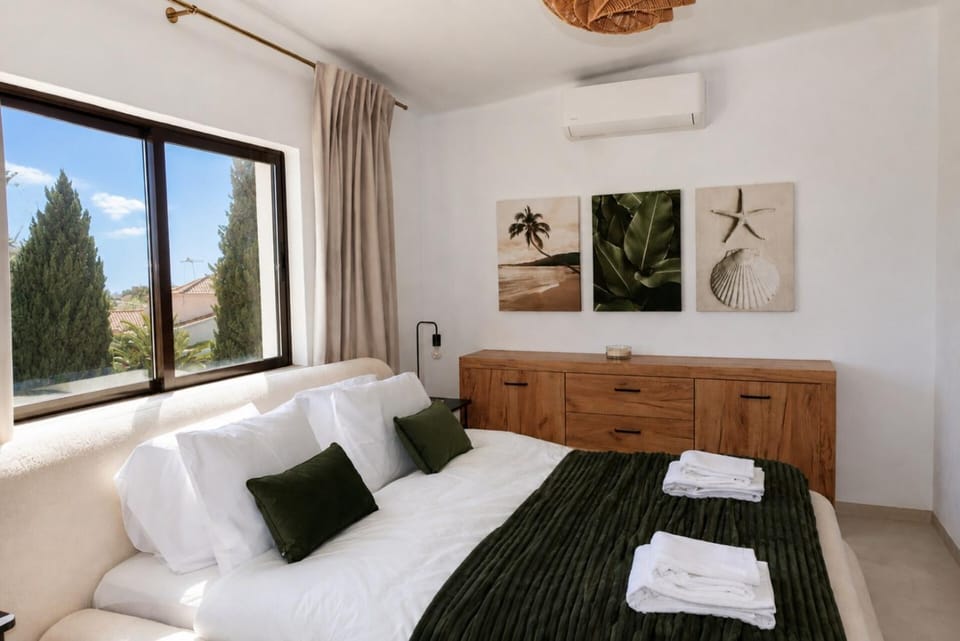 Bright 2-BR Apt with Spacious Terrace & Sea Views Apartment in Carvoeiro