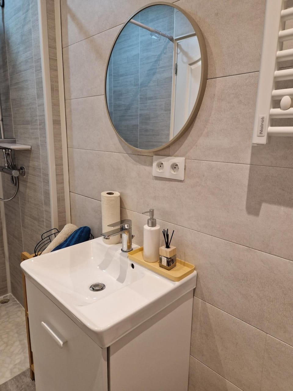 Bathroom, towels