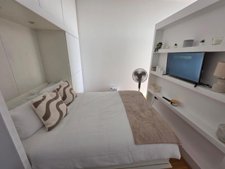 Stunning Waterfront Studio Balcony & Quay Views Apartment in Salford