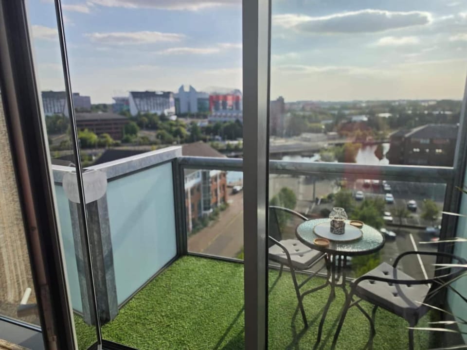 Stunning Waterfront Studio Balcony & Quay Views Apartment in Salford