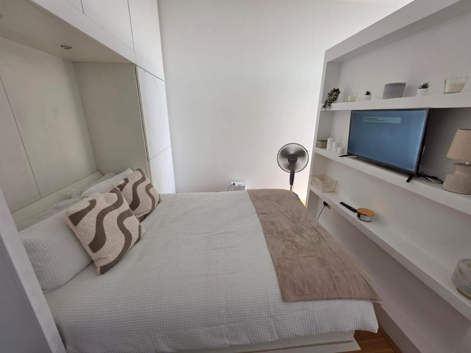 Stunning Waterfront Studio Balcony & Quay Views Apartment in Salford