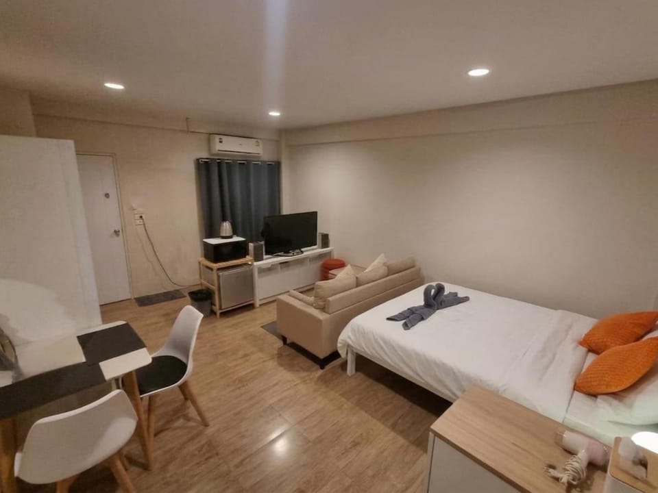 Bed, TV and multimedia, Bedroom