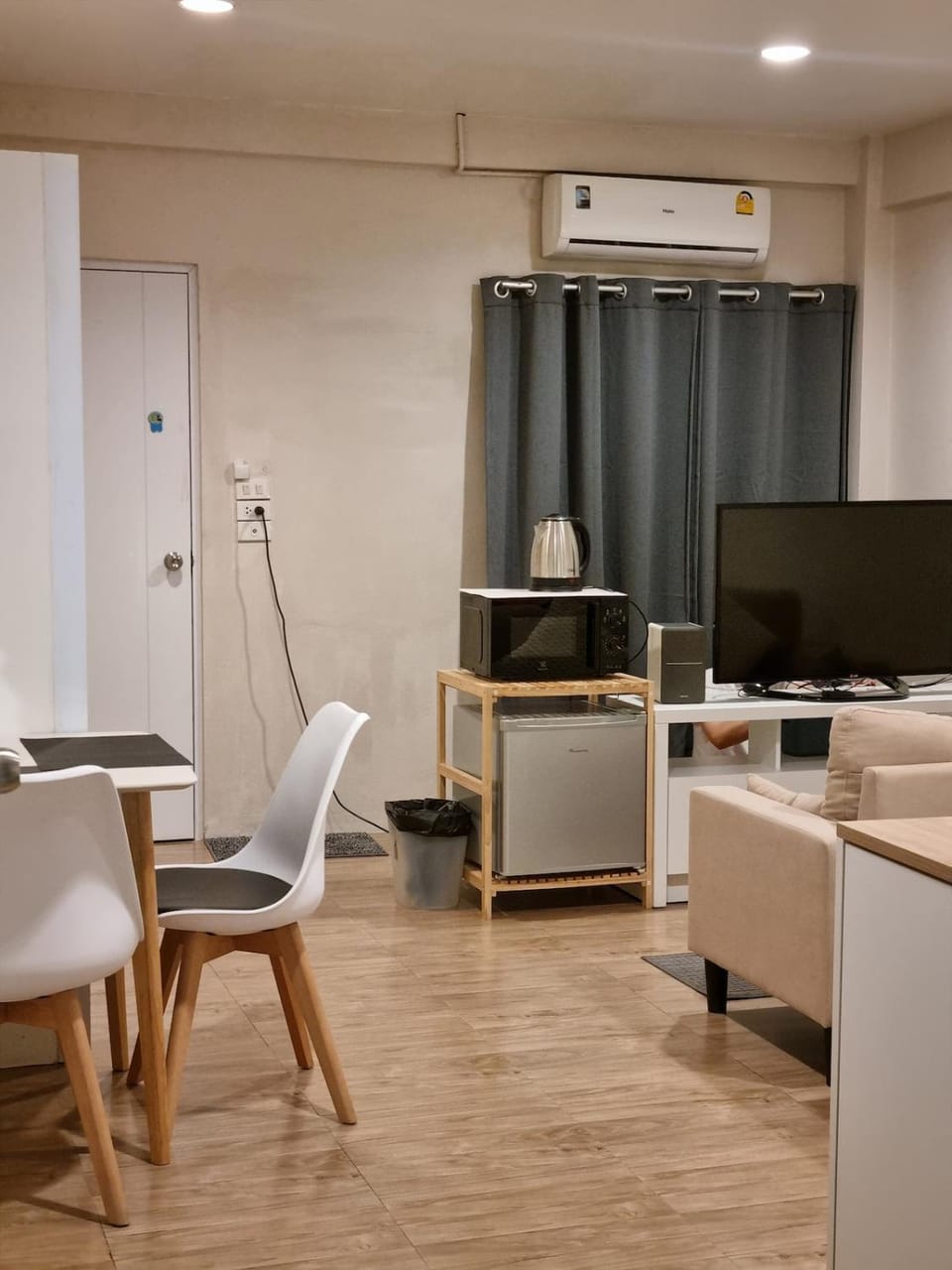 TV and multimedia, Seating area, air conditioner