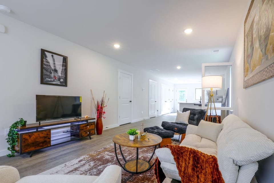 Hickory Townhome w/ Deck: 2 Mi to Downtown House in Hickory