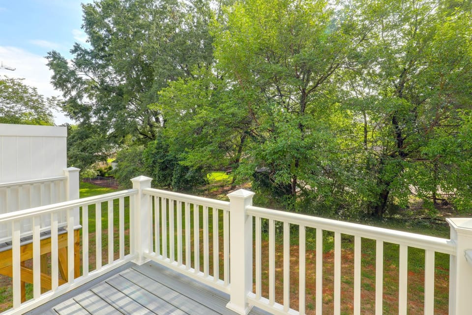 Hickory Townhome w/ Deck: 2 Mi to Downtown House in Hickory