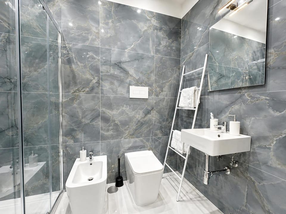 Toilet, Bathroom, towels
