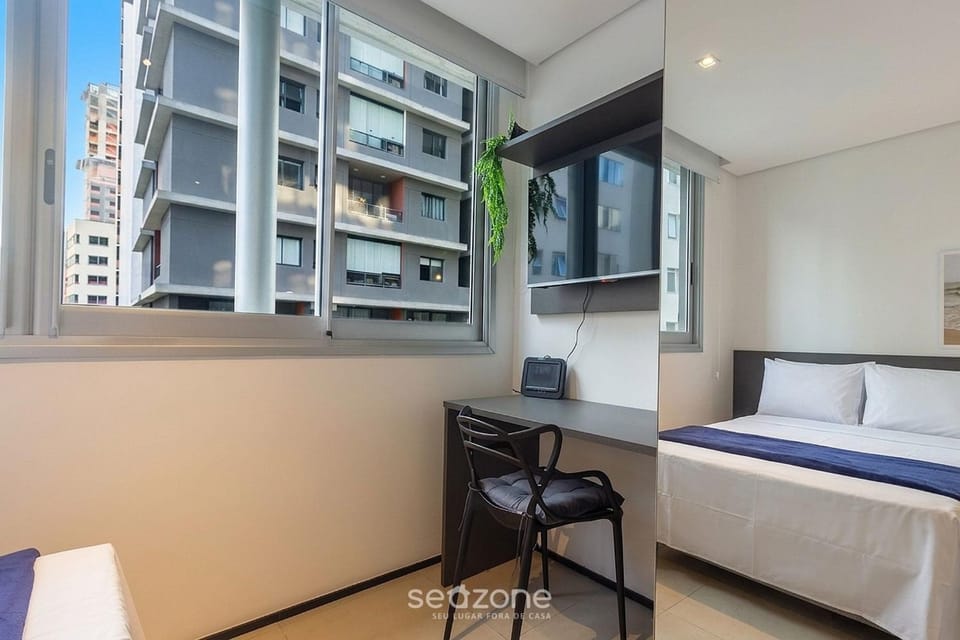 Bed, TV and multimedia, Seating area, Bedroom, City view