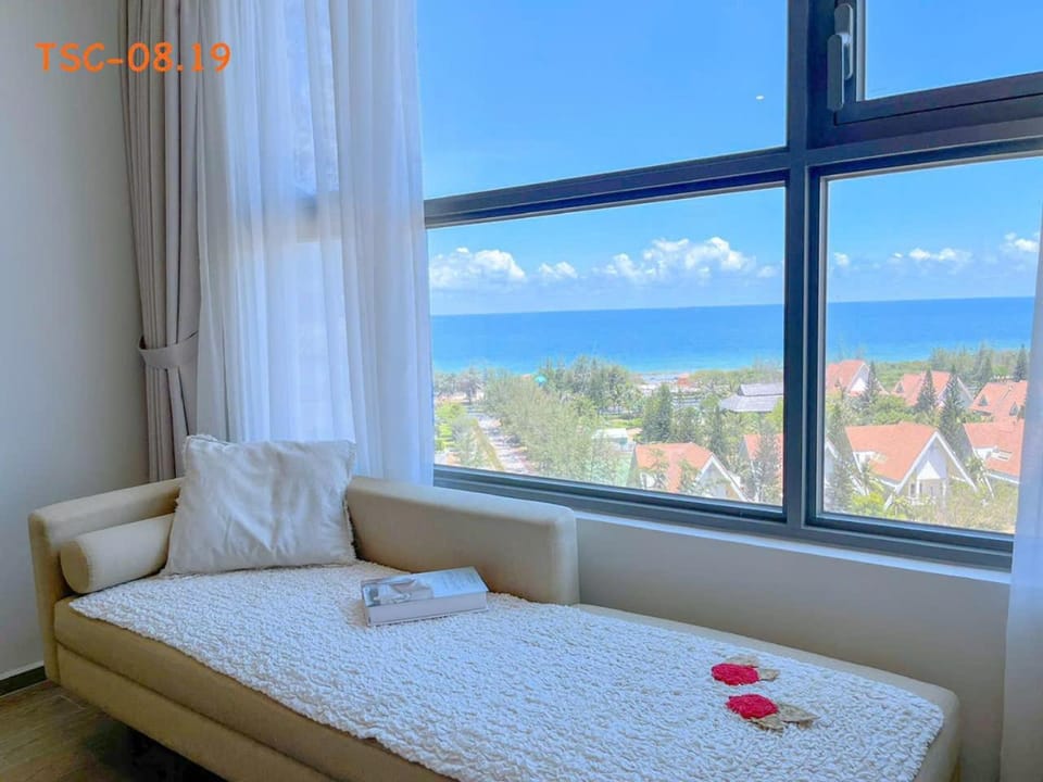 Photo of the whole room, Sea view