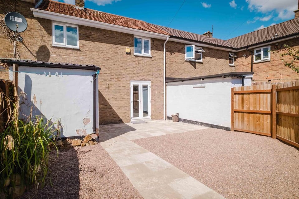 Modern 3 Bedroom House With WiFi House in Northampton