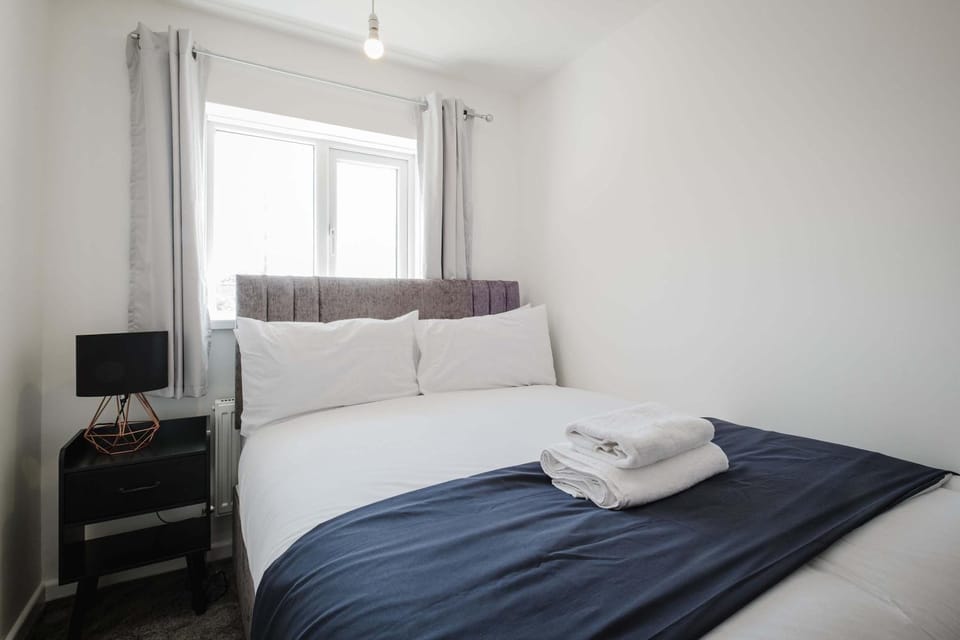 Modern 3 Bedroom House With WiFi House in Northampton