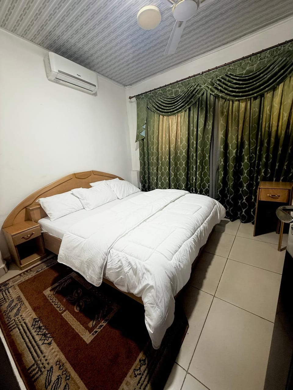 Bed, Photo of the whole room, Bedroom, air conditioner