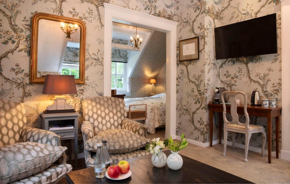 Seating area, Bedroom