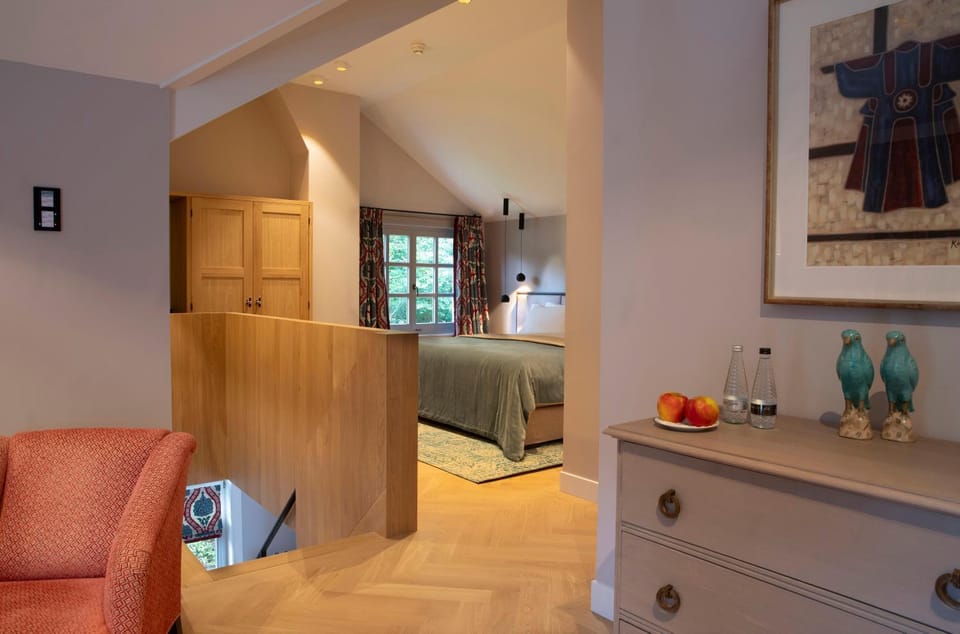 Bed, Seating area, Bedroom