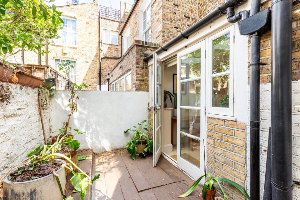 Stylish Notting Hill Home with Patio Bed and Breakfast in City of Westminster