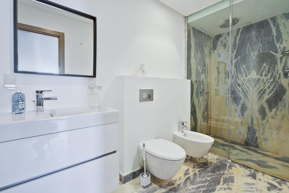 Shower, Toilet, Bathroom, Bath, bidet, towels