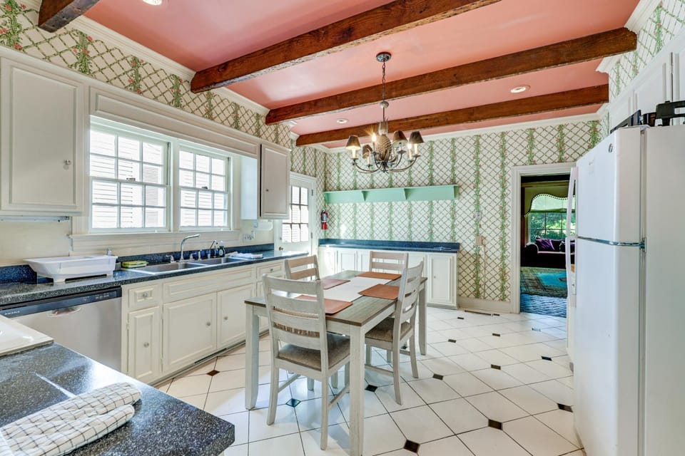 3 Mi to Dtwn! Grand Goldsboro Getaway House in Goldsboro