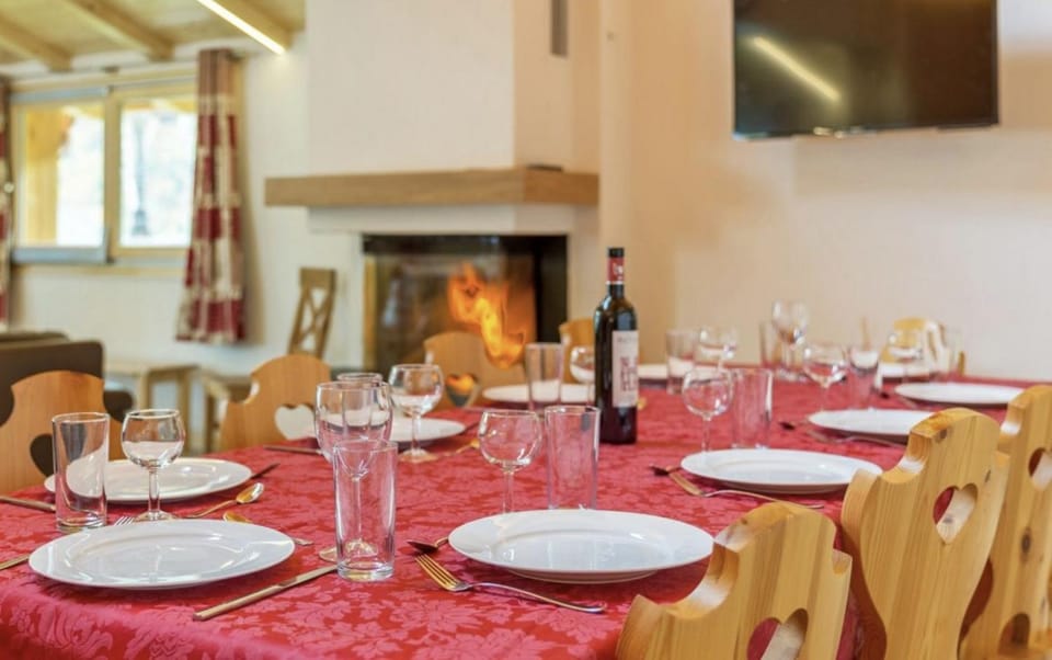 Living room, Food and drinks, Seating area, Dining area, Drinks, Alcoholic drinks, flat iron