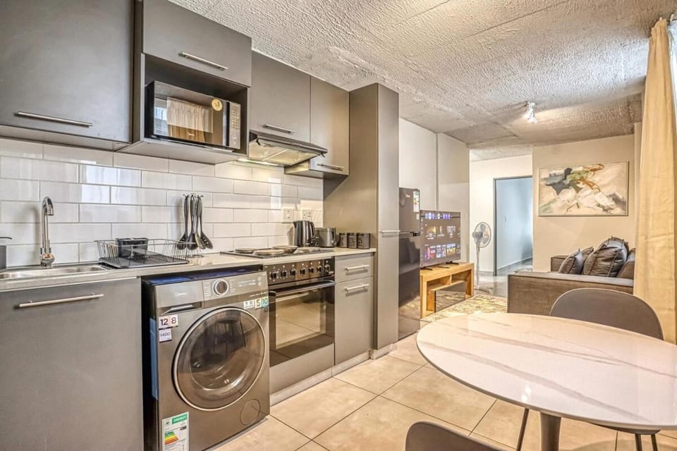 Kitchen or kitchenette, Dining area, washing machine