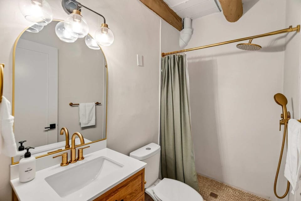 Modern 2BR Retreat Near Downtown Manitou Springs Apartment in Manitou Springs
