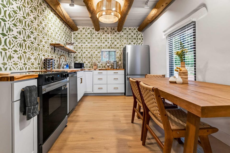 Modern 2BR Retreat Near Downtown Manitou Springs Apartment in Manitou Springs