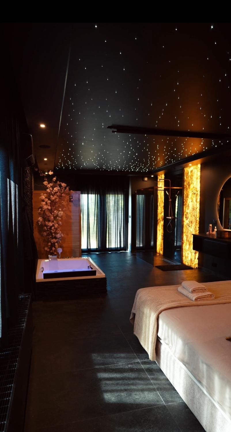 Hot Tub, Photo of the whole room