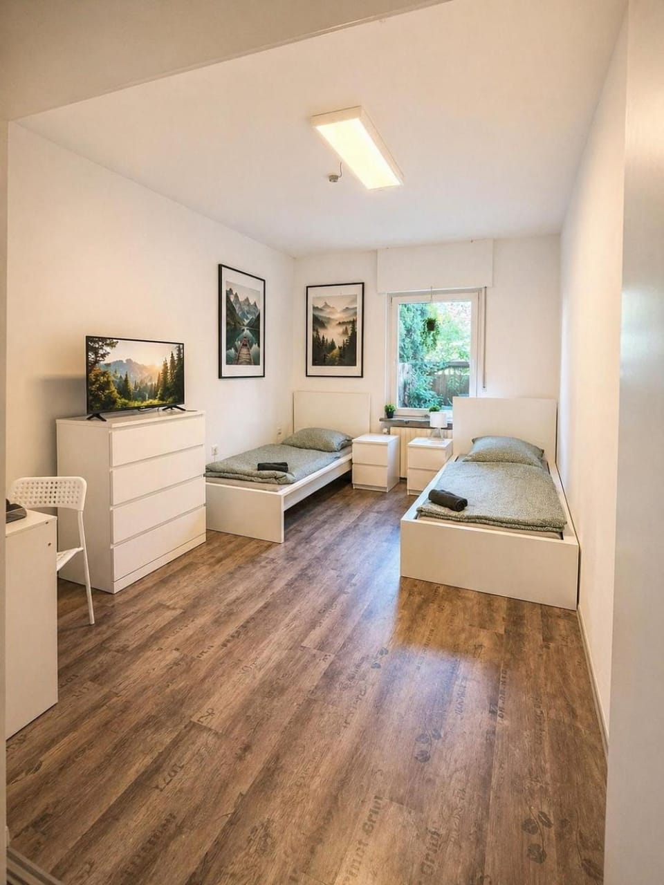 Bed, TV and multimedia, Photo of the whole room, Bedroom